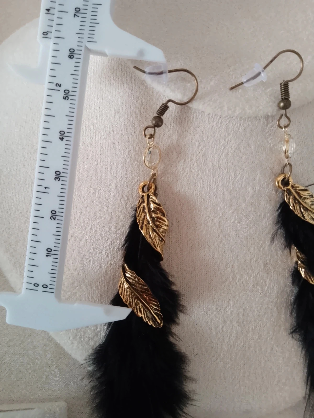 Pendientes bohemios con plumas negras y conectores de cristal de roca – photo 2
